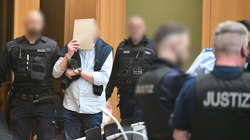 Ein Angeklagter wird in Stuttgart-Stammheim beim Beginn eines Prozesses um Reichsbürger, die einen Umsturz in Deutschland geplant haben sollen, in den Gerichtssaal geführt.