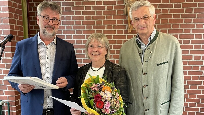 Kirchenmusikdirektor Volker Gloßner (l.) und der Vertrauensmann des Kirchenvorstands, Hans Bloos, ehrten Gisela Dieckmann für ihr langjähriges ehrenamtliches Engagement.
