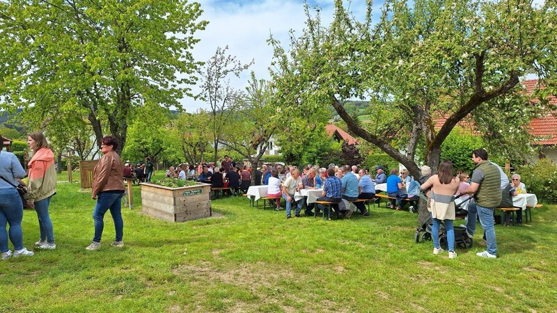 Viele nutzten bei der Einweihung des Erlebnis-Obstgartens die Gelegenheit zum Ratsch im Grünen.