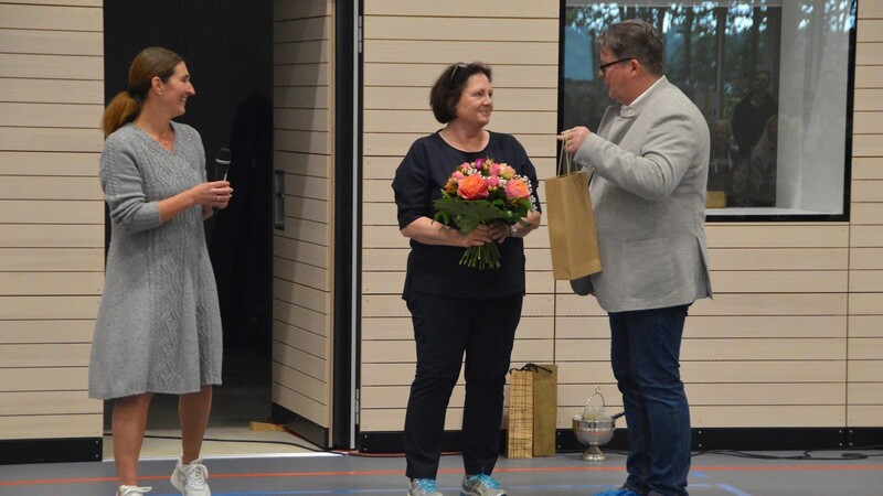 Der Dank des Bürgermeisters Neubauer an die Lehrerin Brigitte Westermaie - Rektorin Meisl freut sich mit ihr über die Anerkennung.