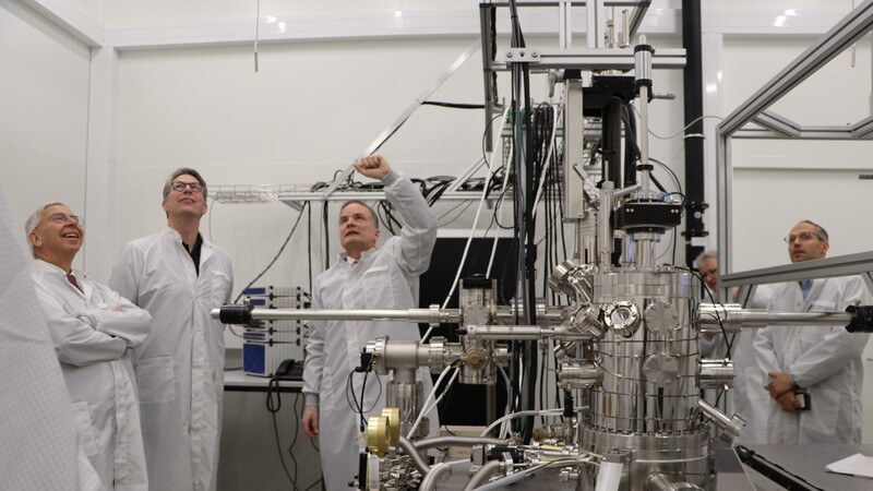 Vor einem der hochauflösenden Mikroskope im Untergeschoss: (von links) Universitätspräsident Udo Hebel, Bayerns Wissenschaftsminister Markus Blume und Professor Rupert Huber (RUN).