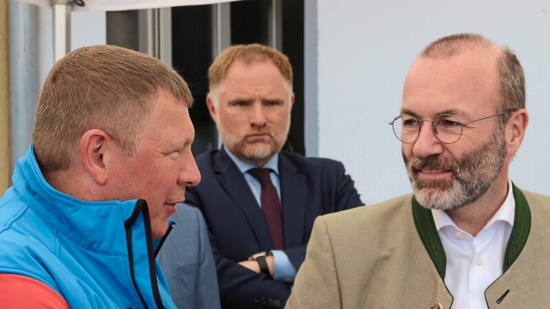 Der Geschäftsführer der Bahnhofsmission Anton Stadler (links) diskutiert mit Manfred Weber die Situation am Bahnhof.