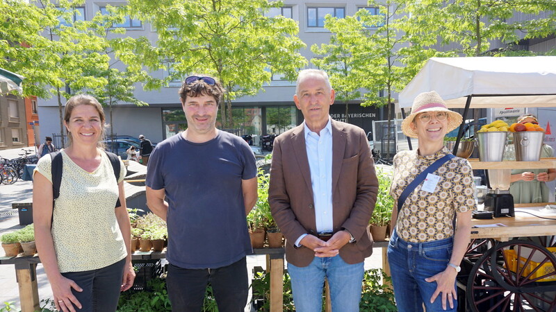 Elke Oelkers (von links), Daniel Frost, Ludwig Artinger und Regina Elsner eröffneten den Jungpflanzenmarkt.