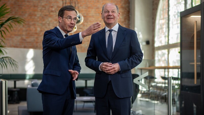 Schwedens Ministerpräsident Ulf Kristersson (l.) führt Olaf Scholz durch die Büros der Norrsken Foundation. Die gemeinnützige Stiftung unterstützt Unternehmer bei der Bewältigung globaler Herausforderungen.