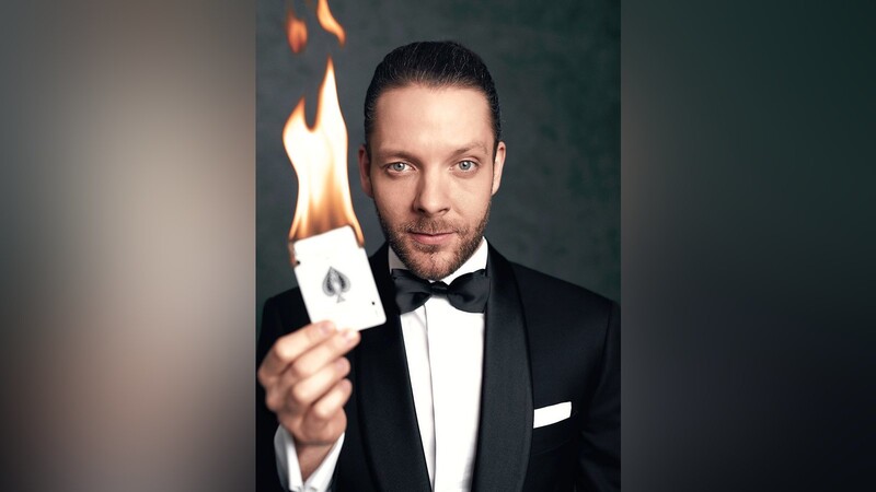 Der Magier Sebastian Nicolas zeigt seine Zauberkünste im Juni bei insgesamt acht Auftritten in der Maschinenfabrik Sommer.