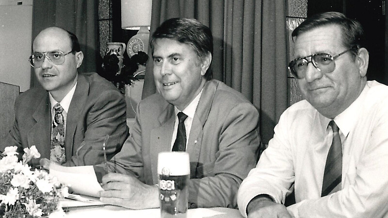 Ein junger Ludwig Zellner im Jahr 1990 mit den Landshuter CSU-Granden Herbert Huber (Mitte) und Manfred Hölzlein