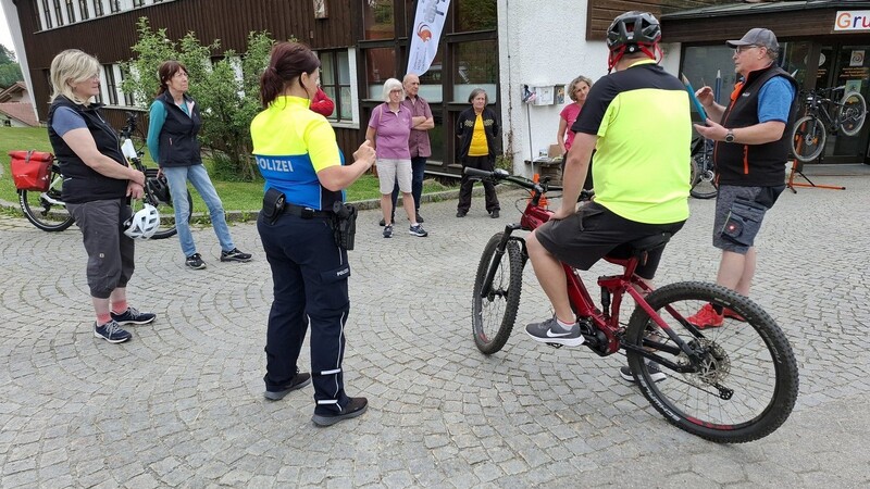 Karin Przewloka (in Uniform) von der Polizeiinspektion Viechtach und Willi Wührer vom Zellertal alpenwild bike-stadl (r.) organisierten und führten das Sicherheitstraining für Pedelec-Fahrer durch.