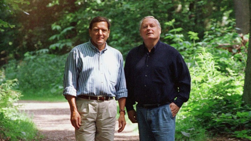 1997, ein Wald nahe der Saar, Bundestagswahlkampf. Ein Jahr später ist Gerhard Schröder (links) Bundeskanzler, Oskar Lafontaine sein Finanzminister.