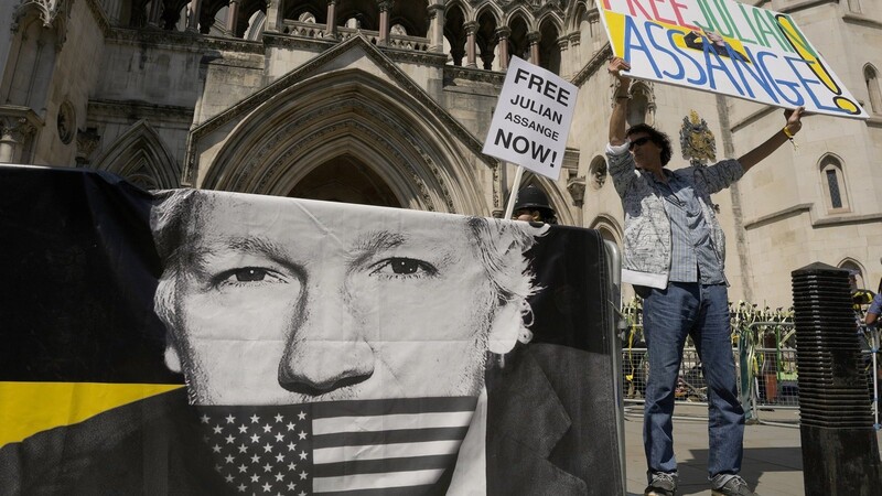 Demonstranten fordern vor dem Gerichtsgebäude die Freilassung von Julian Assange aus dem Gefängnis.