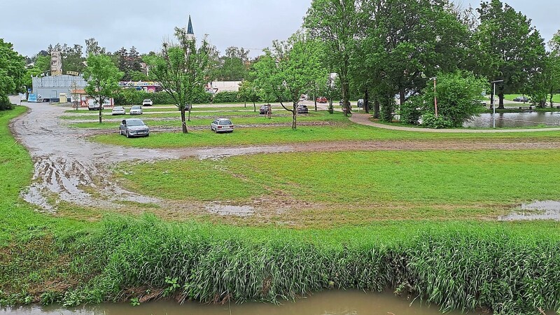 Der Volksfestplatz in Velden liegt zwischen Altbach und Vils. Der Parkplatz war bereits am Freitagmittag stark durchnässt.