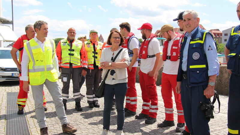 Oberbürgermeisterin Gertrud Maltz-Schwarzfischer (Mitte) und Stefan Neudert (links) berichten über die aktuelle Situation in der Werftstraße.