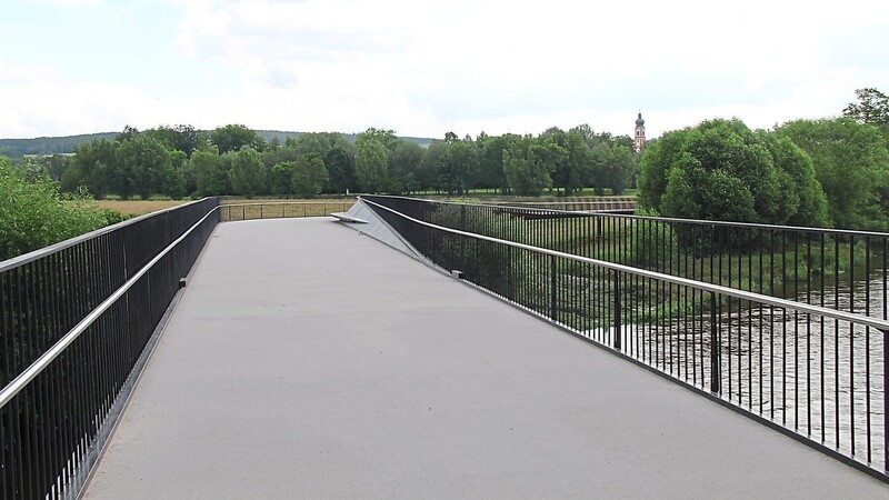 Beim Neubau der Radler- und Fußgängerbrücke in Mitterdorf hat die Stadt Roding darauf geachtet, dass die Abmessungen zum geplanten Hochwasserschutz passen. Doch das Gesamtprojekt stoppte das Wasserwirtschaftsamt mit Verweis auf die knappen Finanzmittel.