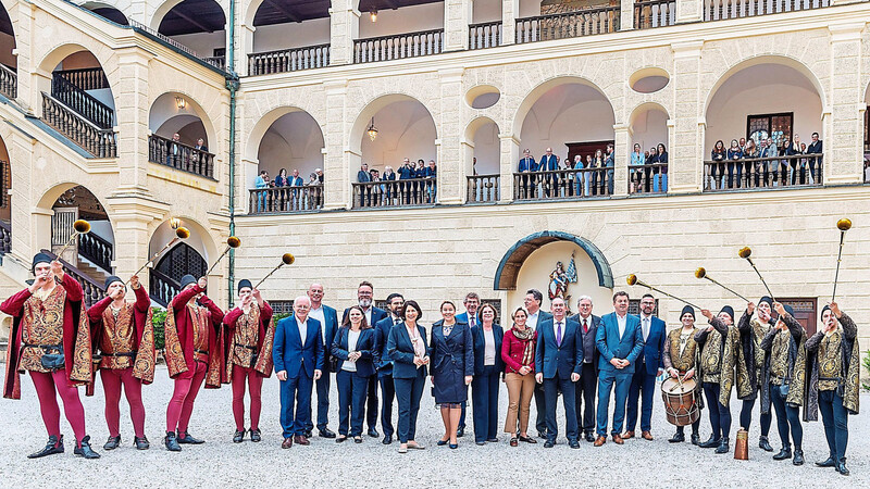 Am Dienstagabend trafen sich die Wirtschaftsminister und -senatoren zum Empfang auf der Burg Trausnitz - mit standesgemäßer Musik aus der Landshuter Geschichte.
