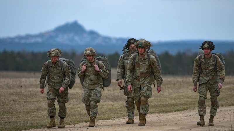 US-Soldaten auf dem Truppenübungsplatz Grafenwöhr. Um bei Einkäufen außerhalb des US-Standorts Steuern zu sparen, steht ihnen seit Mai eine neue Test-App zur Verfügung.  Foto: Markus Rauchenberger/ U.S. Army