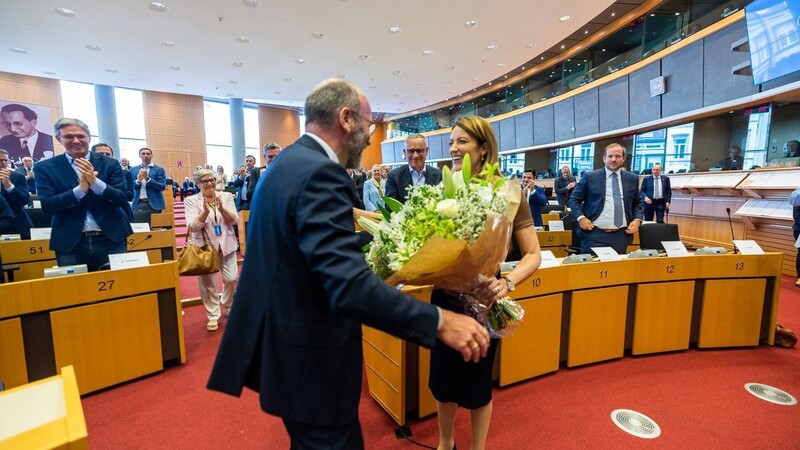 Die von der EVP-Fraktion wieder als Parlamentspräsidentin nominierte Roberta Metsola gratuliert Manfred Weber mit einem Blumenstrauß.
