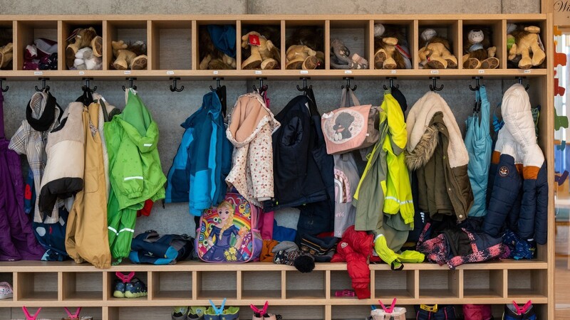 Eine Garderobe in einer Kita: Die Kindergarten- und auch die Krippengebühren in Rottenburg werden dieses Jahr erneut angehoben.