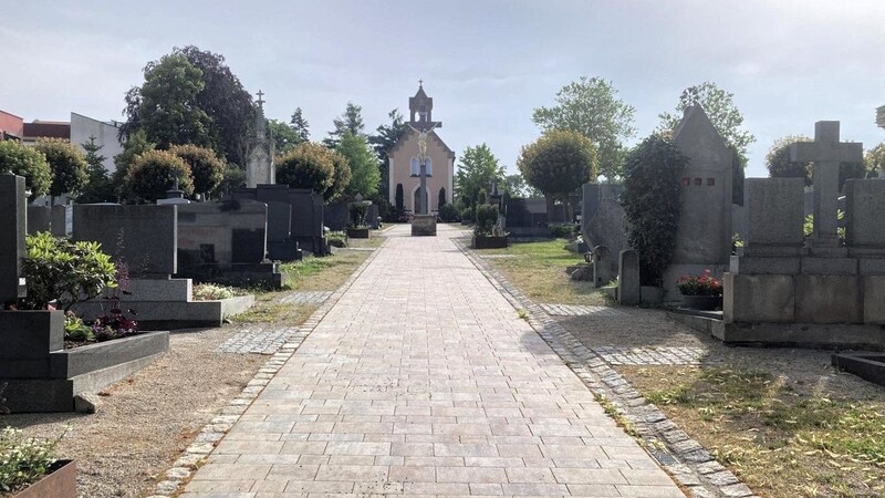 Vor einigen Jahren war bereits der Hauptweg von der Schleinkoferstraße hin zur Friedhofskapelle erneuert worden.