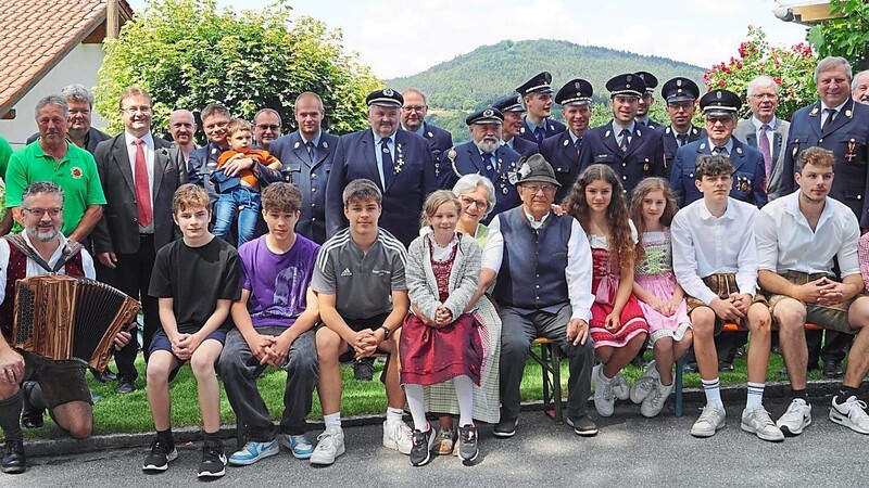 Klaus Irrgang mit seiner Gattin, seinen elf Enkelkindern und den vielen Gratulanten
