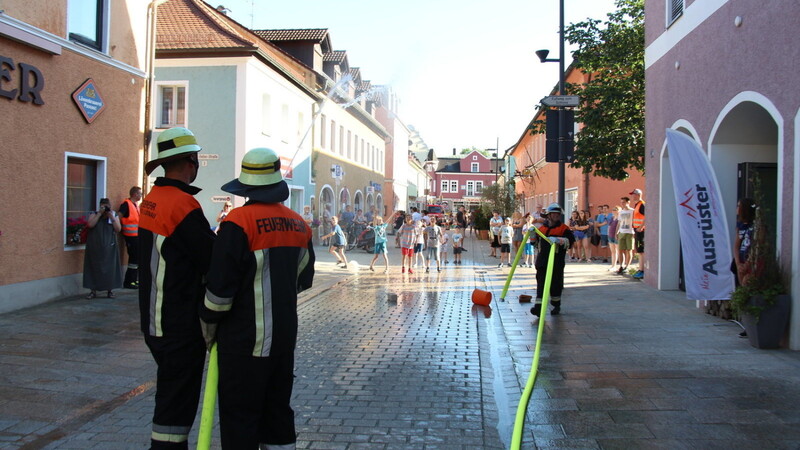 A rechte Gaudi für die Stadtkinder war die Promi-Leistungsprüfung der Wörther Feuerwehr.