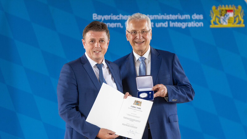 Ewald Seifert (l.) bekam von Bayerns Innen- und Kommunalminister Joachim Herrmann die Kommunale Verdienstmedaille in Silber.