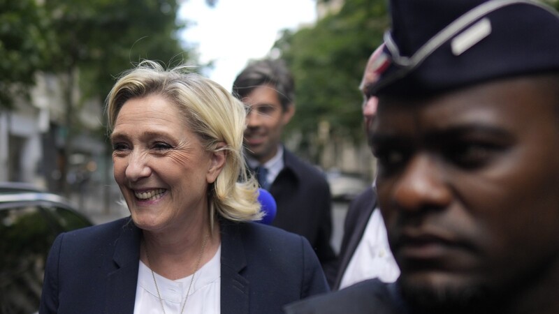Marine Le Pen, die Vorsitzende des rechtsextreme Rassemblement Nationale (RN) hofft auf eine absolute Mehrheit bei der zweiten Runde der französischen Parlamentswahlen an diem Sonntag.