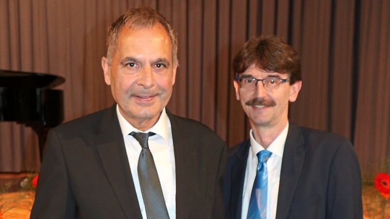 Oberstudiendirektor Günter Jehl (rechts) verabschiedete Hans Lindner mit einem Kochbuch als Geschenk.