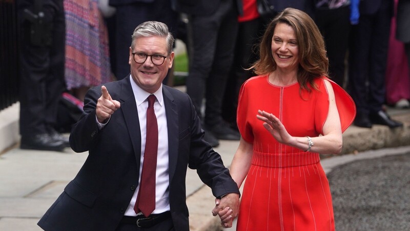 Der neue biritsche Premierminister Keir Starmer trifft mit seinerf Frau Victoria zum ersten Mal in der Downing Street Nr. 10 ein.