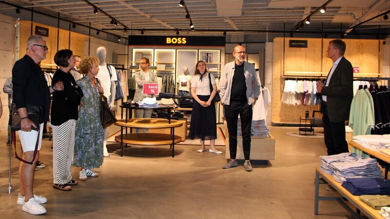 Helmut Hagner (rechts) und Lothar Rödel (Zweiter von rechts), Leitung Modehäuser, zeigen den Gästen der IHK-Veranstaltung bei einem Rundgang, wie sich das Modehaus Frey in den vergangenen Jahren verändert hat, um eine Strahlkraft zu entwickeln, die weiter Kunden anlockt.