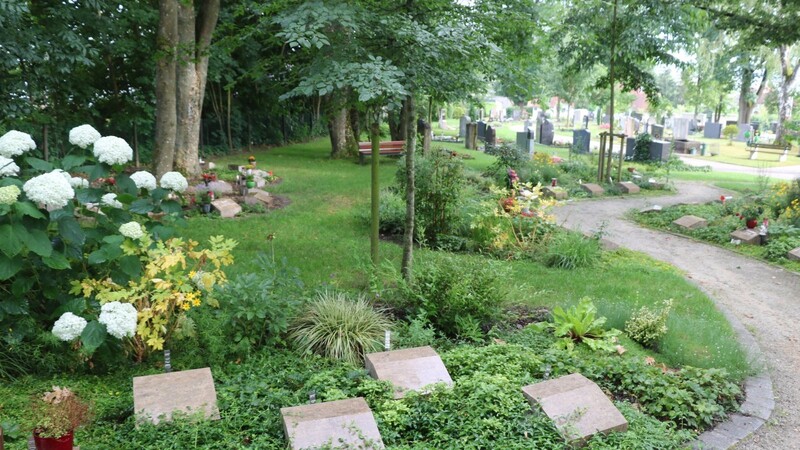 Die Urnengräber im "Garten der Erinnerung" sind gefragt. Jetzt hat der Marktgemeinderat den Auftrag für einen weiteren "Garten der Erinnerung" im Waldfriedhof erteilt.  Fotos: