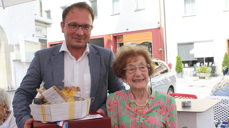 Liselotte Segerer freut sich an ihrem 101. Geburtstag über zahlreiche Glückwünsche, unter anderem von Bürgermeister Martin Stoiber.