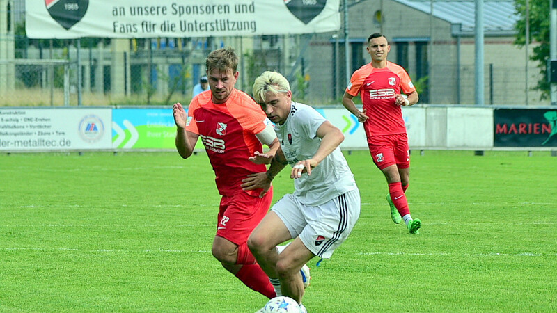 Seebachs Abwehr um Marius Weiderer (in weiß) will auch gegen den FC Kosova Regensburg ohne Gegentor in die Saison starten - so wie in den vergangenen drei Jahren.