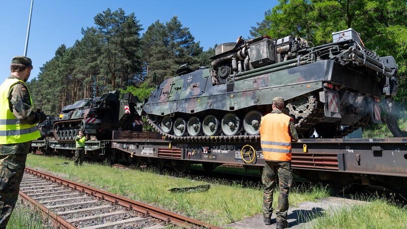 Ist die Schiene in Deutschland fit für den Transport von militärischem Gerät wie hier von Bundeswehrpanzern bei einer Übung in der Oberlausitz? Um solche Fragen geht es unter anderem im Operationsplan.