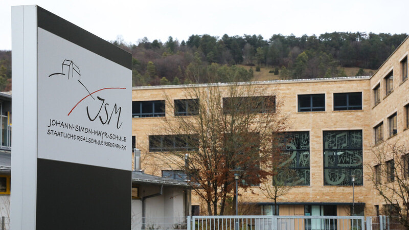 Die Johann-Simon-Mayr-Realschule ist eine von vier solchen Bildungseinrichtungen im Landkreis Kelheim. Auch in Riedenburg verzeichnet man steigende Schülerzahlen, auf die der Landkreis als Sachaufwandsträger in absehbarer Zeit wohl baulich reagieren muss.