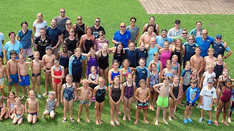 Alle Teilnehmer an der Stadtmeisterschaft im Schwimmen vom Samstag im Freibad.