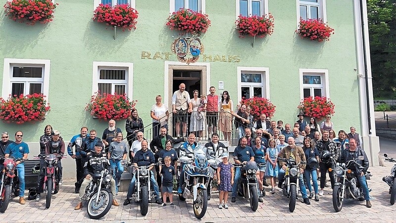 Die glücklichen Frischvermählten, Gemeinderatsmitglied Johann Neppl jun. und seine Stefanie (auf dem Arm Töchterchen Leni), Bürgermeisterin Sabine Steinlechner und die Trauzeugen freuten sich nach der Trauung mit den Mitgliedern des Motorradclubs Grafenwiesen.