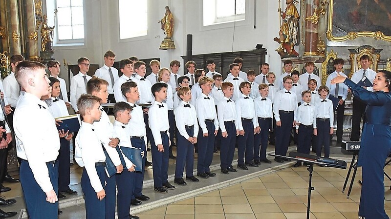 Ein begeisterndes Konzert boten die Regensburger Domspatzen am Sonntag auf Einladung der Stadt in der voll besetzten Pfarrkirche.