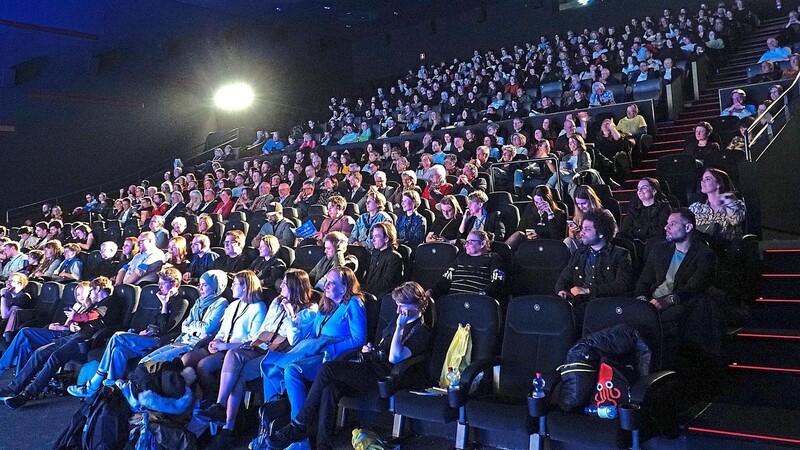 Der Saal im Kinopolis war bei der Eröffnung fast voll - endlich wieder, wie die Verantwortlichen betonten.