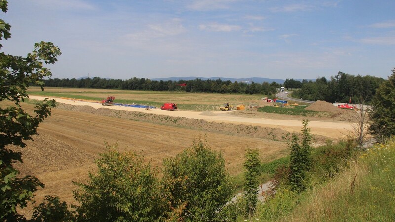 Direkt an der westlichen Abfahrt von der B 20 auf den Südring laufen bereits die Erschließungsarbeiten an Kanal und Straße für das nachhaltige Gewerbegebiet "Eglseer Breite".