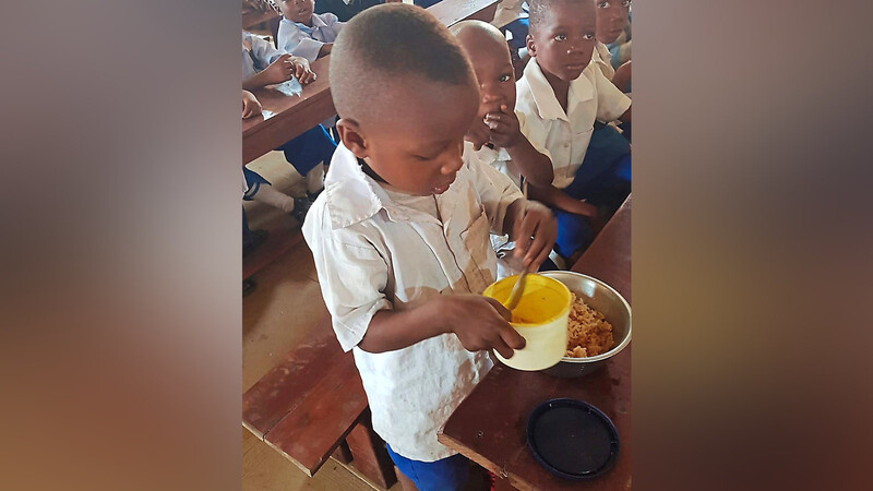 Der kleine Bub zweigt seiner Ration etwas für seine kleine Schwester daheim ab. Das hat er Pfarrer Emeka Ndukhaie bei seinem jüngsten Besuch dort auf seine Nachfrage erzählt.