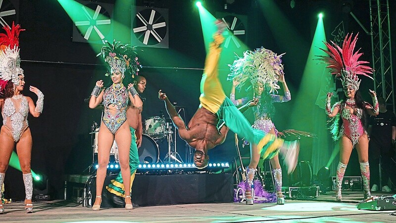 Die Akrobaten der Viva Brasil Sambashow beeindruckten mit Auszügen aus Capoeira, das Kampf, Musik, Akrobatik und Kultur vereint.