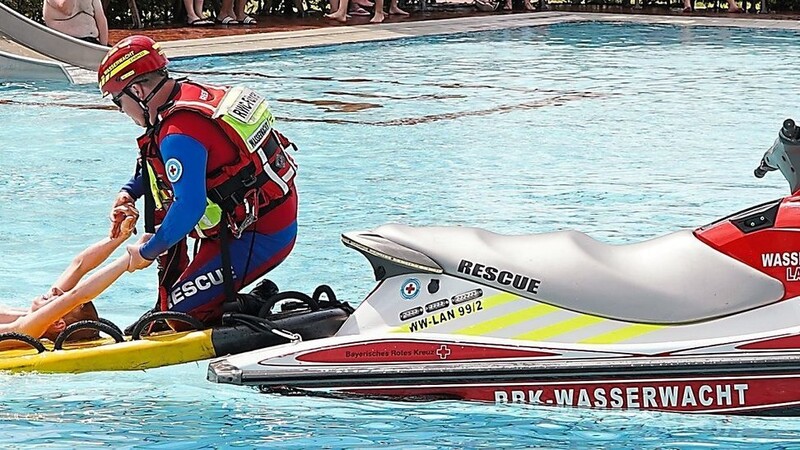 Nur eine Vorführung: Werner Gerl von der Wasserwach zieht "Opfer" Tim Renner auf das Rescue Water Craft.