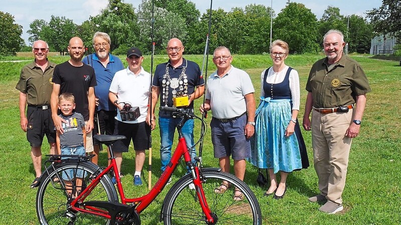 Die Preisträger beim diesjährigen Hege- und Königsfischen, hier mit den Vertretern des Kreisfischereivereins und der Zweiten Bürgermeisterin Maria Huber.