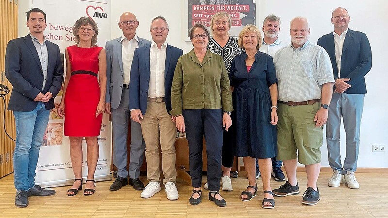 Die bayerischen AWO-Landesvorsitzenden Nicole Schley (Fünfte von rechts) und Stefan Wolfshörndl (Vierter von links) besuchten mit Vertretern der Landes- und Bezirksebene den AWO-Kreisverband Landshut.