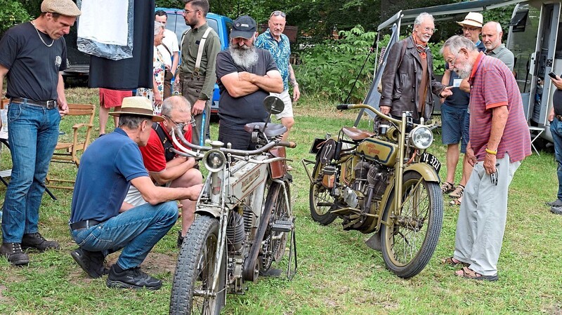 Die Maschinen stießen auf große Bewunderung, links die "Bock & Hollender Regent", rechts eine Harley Davidson.