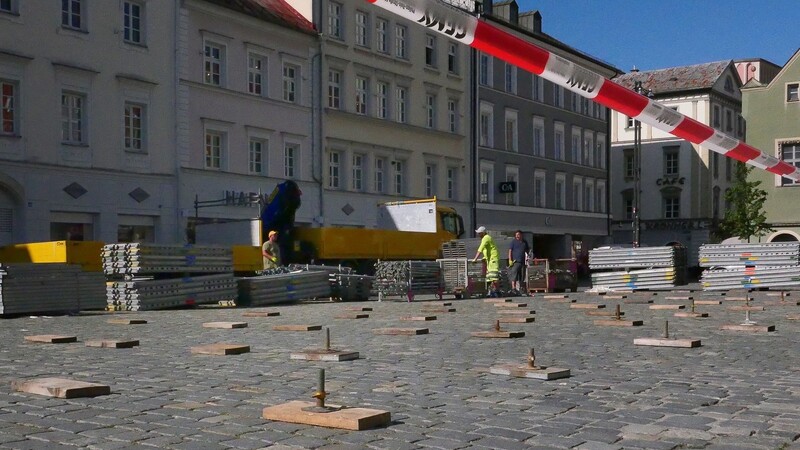 Seit Dienstagmorgen wird am Stadtplatz die nue Tribüne aufgebaut.