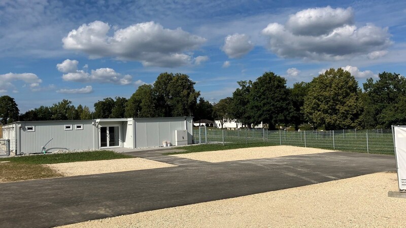 Der Interimsbach steht und wartet auf die Kleinen, die mit Beginn des Kindergartenjahrs einziehen werden. Auf dem Areal unweit des Friedhofs soll nun auf Beschluss des Stadtrats ein neuer, sechsgruppigger Kindergarten gebaut werden.