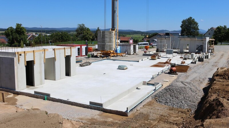 Eine Bodenplatte für zwei Millionenprojekte: Am Kreisel in Wetterfeld entstehen ein Kinderhaus und ein Feuerwehrhaus.