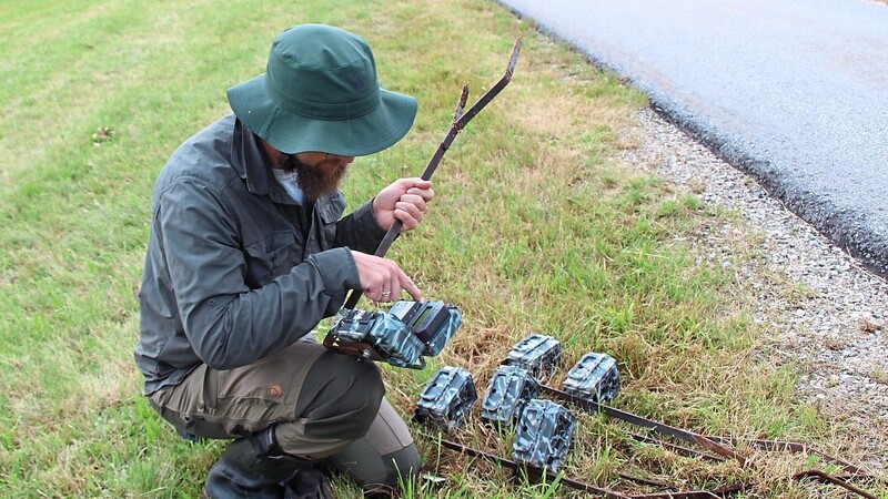 Stefan Linzmaier bereitet die Wildkameras auf ihren nächsten Einsatz im Bayerischen Wald vor. Dazu gehört es, die Linse zu reinigen sowie den Batteriestand und die SD-Karte zu prüfen.