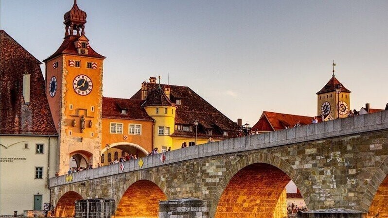 Die Steinerne Brücke führt über die Donau.