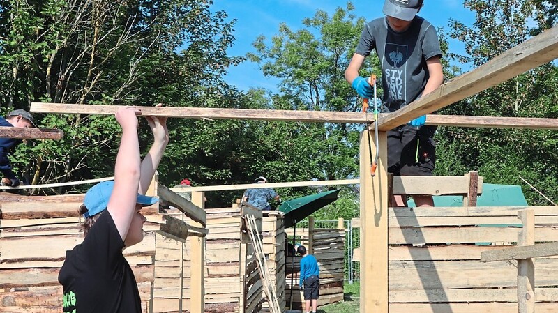 40 Kinder im Alter zwischen acht und zwölf Jahren werkelten von Montag bis Freitag am Hüttendorf auf dem Gelände des Jugendhauses.